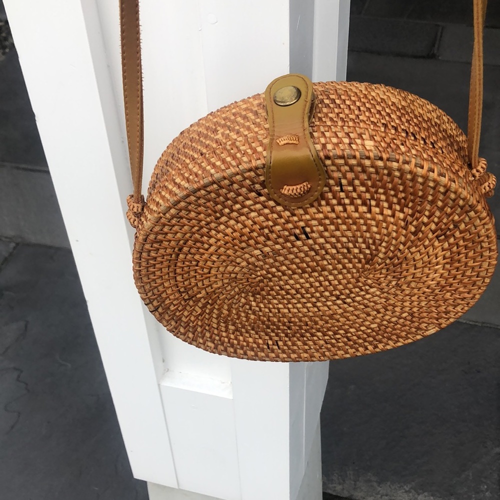 Rattan oval straw pocketbook